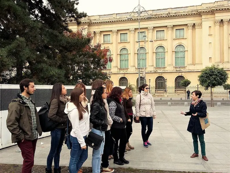 Grup de turiști pe traseu montan în România, cu ghid